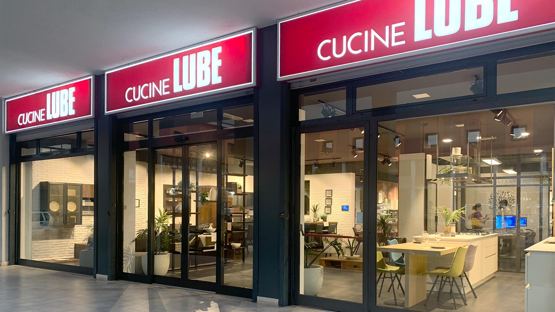 Stanco del solito negozio di cucine?<br>
Affidati a noi! - Home - LUBE CREO Store Guidonia (Roma)